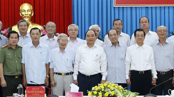Le président Nguyen Xuan Phuc rencontre des anciens dirigeants d'An Giang
