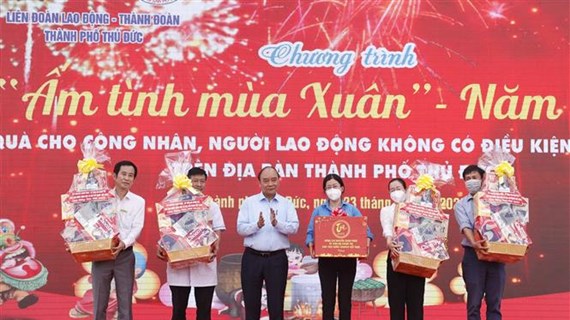 Le président Nguyen Xuan Phuc remet des cadeaux du Têt à des travailleurs à Ho Chi Minh-Ville