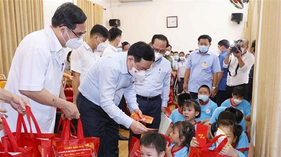 Le président de l'AN rend visite à Hô Chi Minh-Ville à l’occasion du Têt