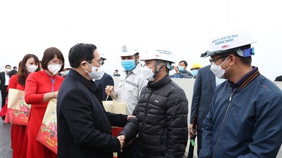 Têt : le PM Pham Minh Chinh rend visite aux officiers, soldats et ouvriers de Quang Ninh
