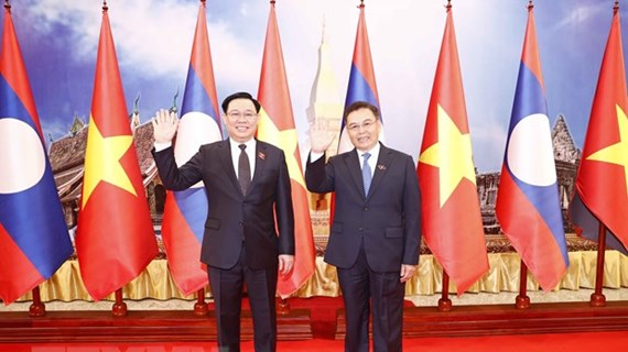 Le président de l'Assemblée nationale Vuong Dinh Hue termine sa visite officielle en Laos
