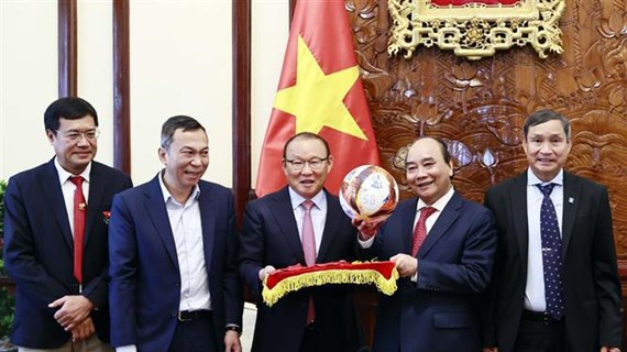 Le président félicite les entraîneurs Park Hang-seo et Mai Duc Chung