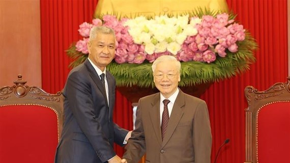 Le SG du Parti Nguyen Phu Trong reçoit le secrétaire du Comité municipal du Parti de Vientiane 