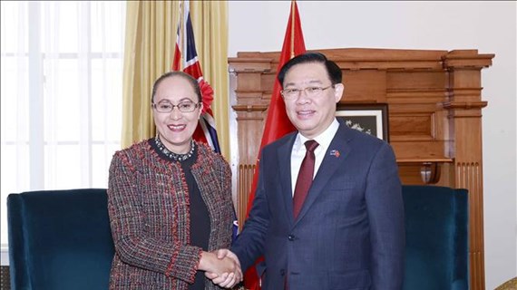 Le président de l’AN Vuong Dinh Hue rencontre des responsables néo-zélandais