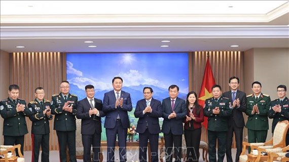 Le PM Pham Minh Chinh reçoit le ministre mongol de la Défense Saikhanbayar Gursed