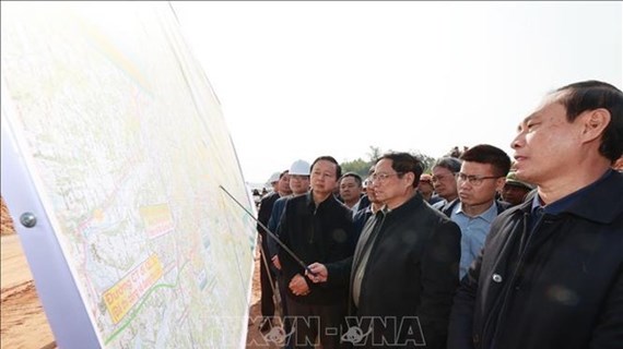 Le PM Pham Minh Chinh inspecte le chantier du projet d'autoroute Tuyen Quang - Phu Tho