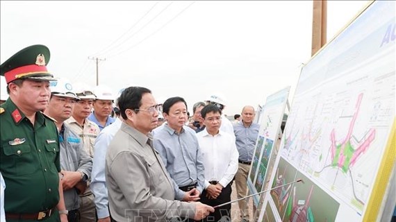 Le PM inspecte le projet d’aéroport international de Long Thành