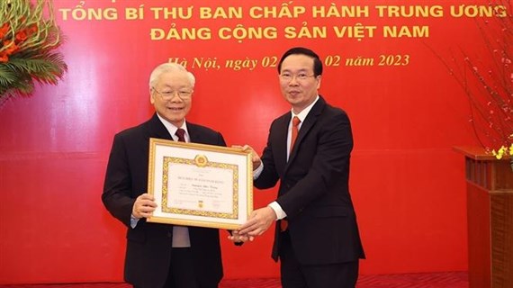 Le secrétaire général Nguyen Phu Trong décoré de l’insigne des “55 ans de membre du Parti”