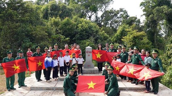 Offrir 10.000 drapeaux nationaux à un district frontalier de Dak Nong