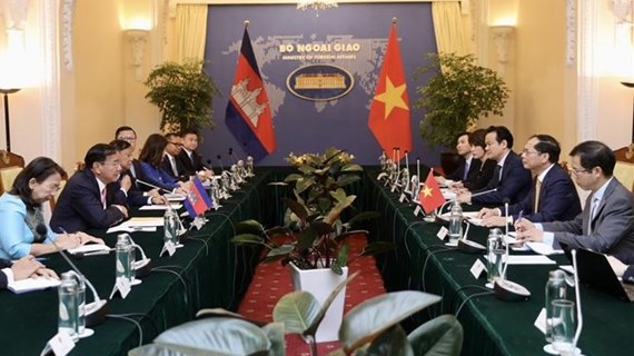 Entretien entre les chefs des diplomaties vietnamienne et cambodgienne