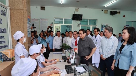 Le PM rend visite à plusieurs établissements de Khanh Hoa