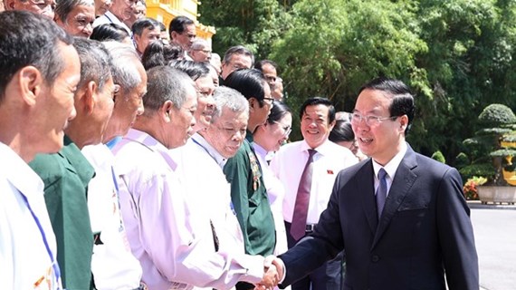 Le président Vo Van Thuong salue les personnes méritantes de Vinh Long