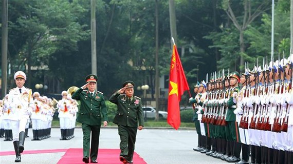Le Vietnam et le Laos renforcent la coopération entre leurs armées