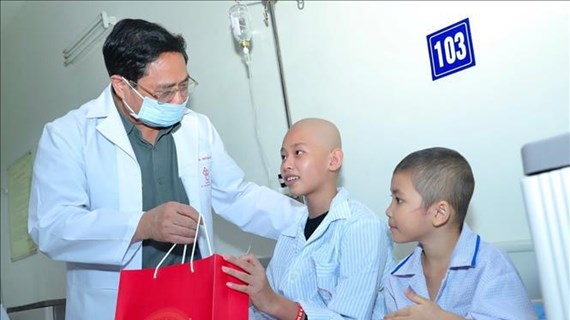 Fête de la mi-automne : le PM offre des cadeaux aux enfants patients souffrant de problèmes liés au sang