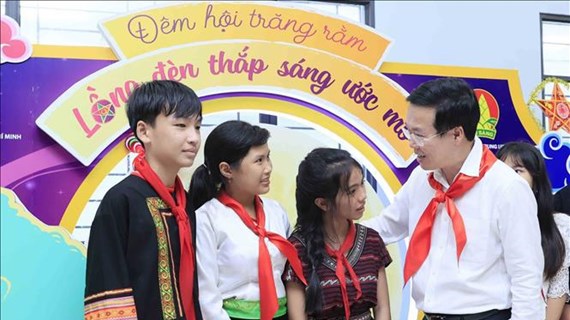 Le chef de l’Etat participe à une soirée de la mi-automne à Binh Phuoc