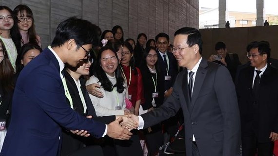 Le président Vo Van Thuong visite l'Université de Kyushu