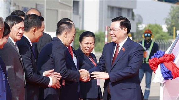 Le président de l'Assemblée nationale Vuong Dinh Huê est arrivé à Vientiane