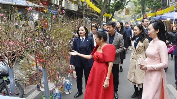 Les épouses du président vietnamien et de son homologue philippine visitent le vieux quartier de Hanoï