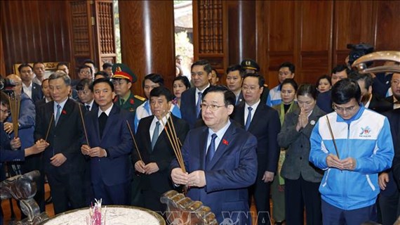 Le président de l’AN se rend à Nghe An pour commémorer le Président Ho Chi Minh et les martyrs de Truong Bon
