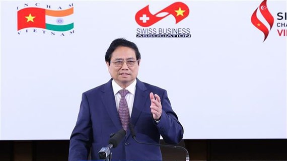Le PM rencontre des entreprises à participation étrangère au Vietnam