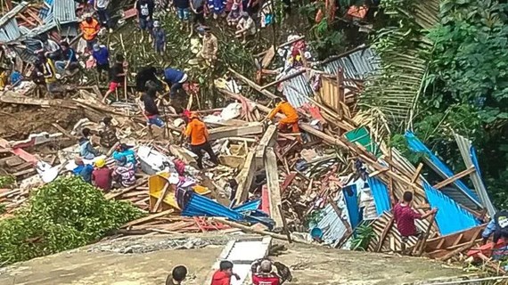 Des glissements de terrain font 18 morts en Indonésie