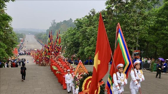 Le PM Pham Minh Chinh assiste à la fête des temples des rois fondateurs Hùng