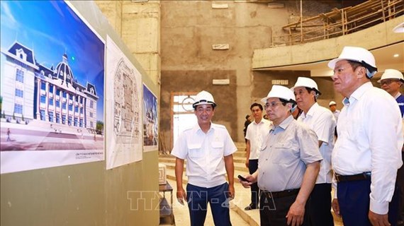 Le PM travaille avec la police et inspecte la Maison de la culture de Phu Tho