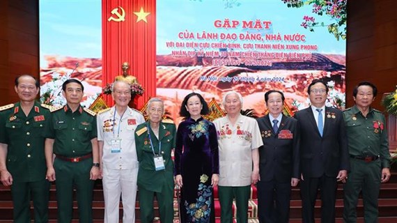 Des dirigeants du Parti et de l’Etat rencontrent des anciens combattants de la campagne de Diên Biên Phu