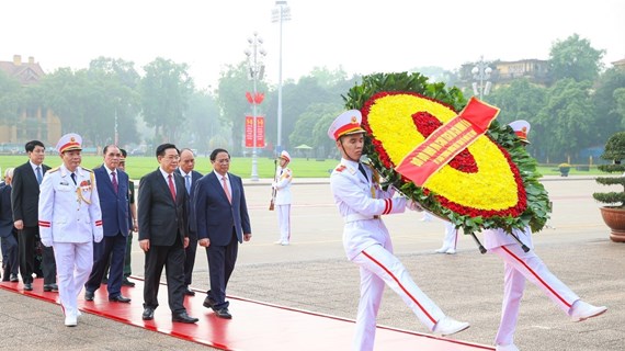 Les dirigeants rendent hommage au Président Ho Chi Minh et aux Héros morts pour la Patrie