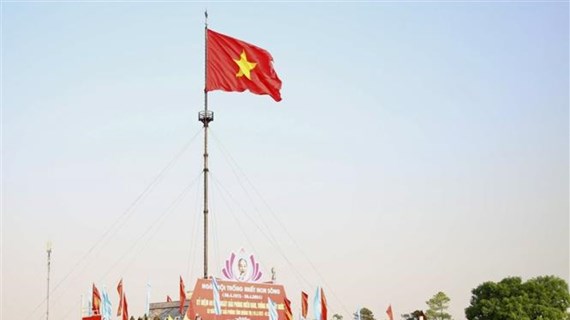 Cérémonie de lever du drapeau « Réunification nationale » à Quang Tri