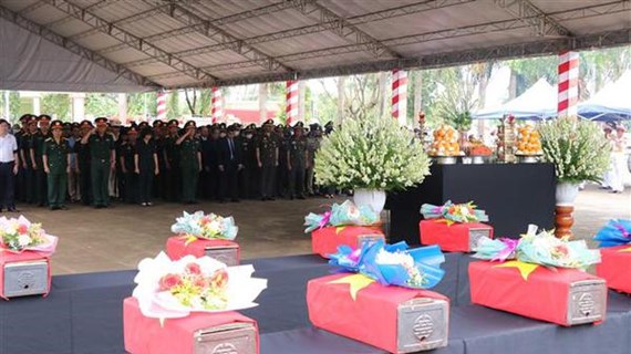 Gia Lai : Inhumation des restes de 18 soldats vietnamiens tombés au Cambodge