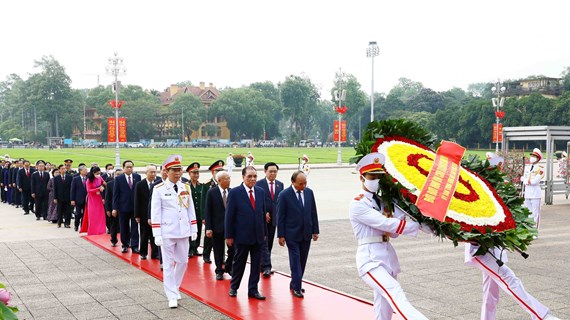 Des dirigeants rendent hommage au Président Ho Chi Minh à l’occasion de son 132e anniversaire