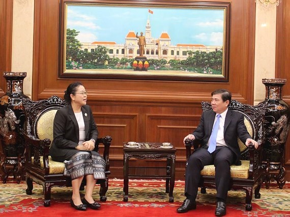Le president du Comite populaire de HCM-Ville recoit le nouveau consul du Laos hinh anh 1