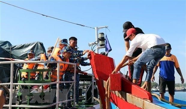 Binh Dinh: sauvetage de six pecheurs a bord d'un navire coule hinh anh 1