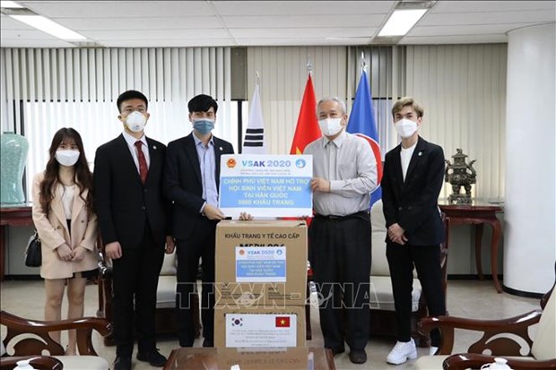 Remise de 25.000 masques medicaux a la communaute des Vietnamiens en R. de Coree hinh anh 1