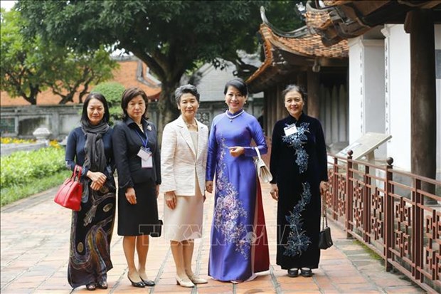 L’epouse du Premier ministre japonais visite des sites historiques a Hanoi hinh anh 1