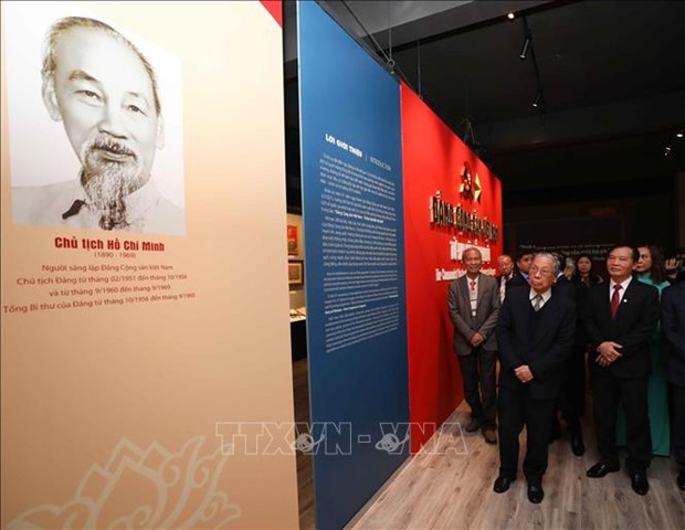 Exposition sur le Parti communiste du Vietnam et ses congres nationaux a Hanoi hinh anh 1