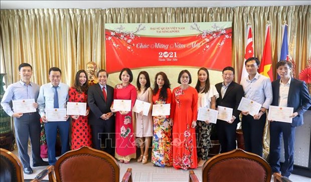 Les Vietnamiens a l’etranger fetent le Tet traditionnel 2021 hinh anh 1