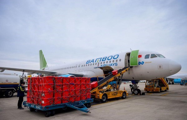 Bamboo Airways soutient le transport de materiel et de personnel medicaux pour Hai Duong hinh anh 1