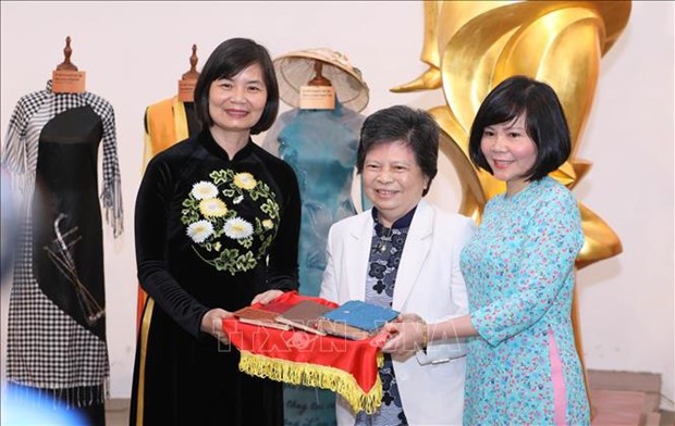 Remise des objets et photos lies aux femmes au Musee des femmes du Vietnam hinh anh 1