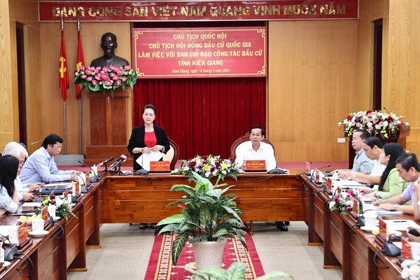 La presidente de l'AN travaille avec le Comite de pilotage des elections de Kien Giang hinh anh 1