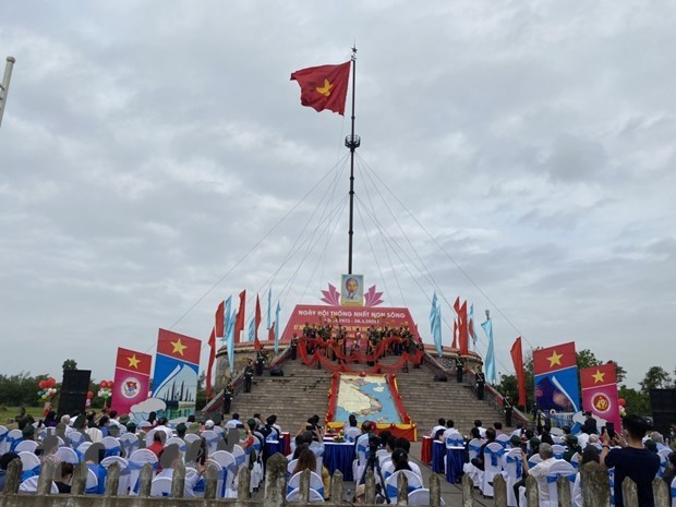 Ceremonie du lever du drapeau de la reunification nationale sur Hien Luong, a Quang Tri hinh anh 1