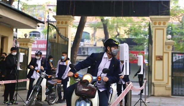 Les lyceens de Hanoi respectent strictement le message « 5K » hinh anh 1