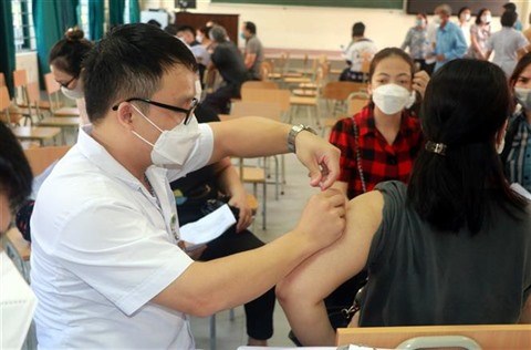 COVID-19 : le Vietnam prepare la campagne de rappel de la 3e dose vaccinale hinh anh 1