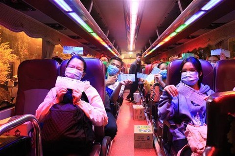 Tet traditionnel: des entreprises a Dong Nai offrent des billets de bus gratuits a des ouvriers hinh anh 1