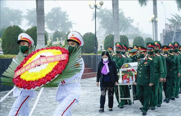 Ceremonie d'inhumation de restes de six soldats volontaires vietnamiens tombes au Laos hinh anh 1