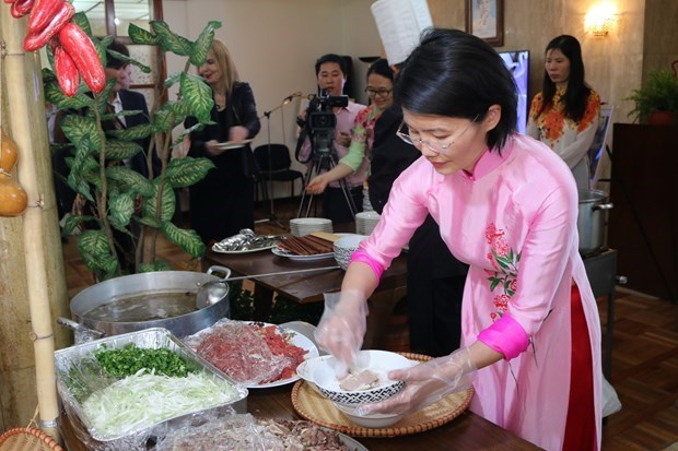 La culture vietnamienne presentee a des amis internationaux hinh anh 1
