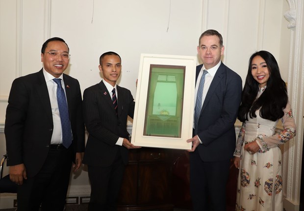 Le ministre britannique au Cabinet Office recoit des artistes vietnamiens hinh anh 2