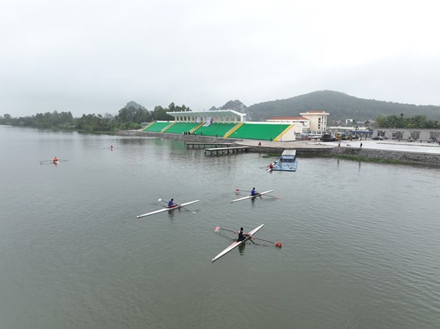 Les sportifs vietnamiens d’aviron et de canoeing se preparent aux SEA Games 31 hinh anh 1