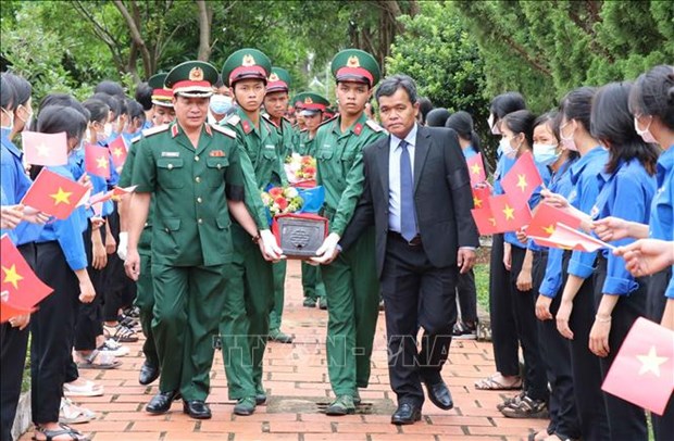Gia Lai : Inhumation des restes de 18 soldats vietnamiens tombes au Cambodge hinh anh 1